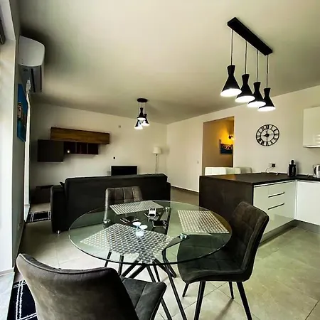 Modern Bright 6th Floor Apartment *