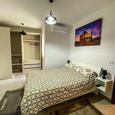 Modern Bright 6th Floor Apartment *